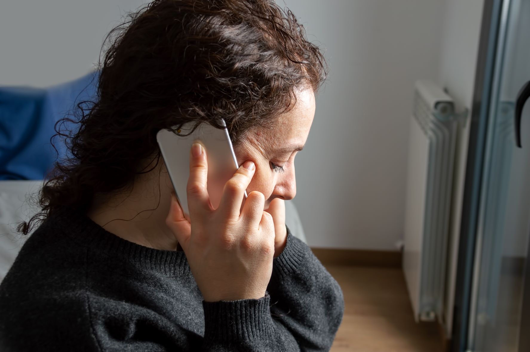 A worried woman on a cell phone.